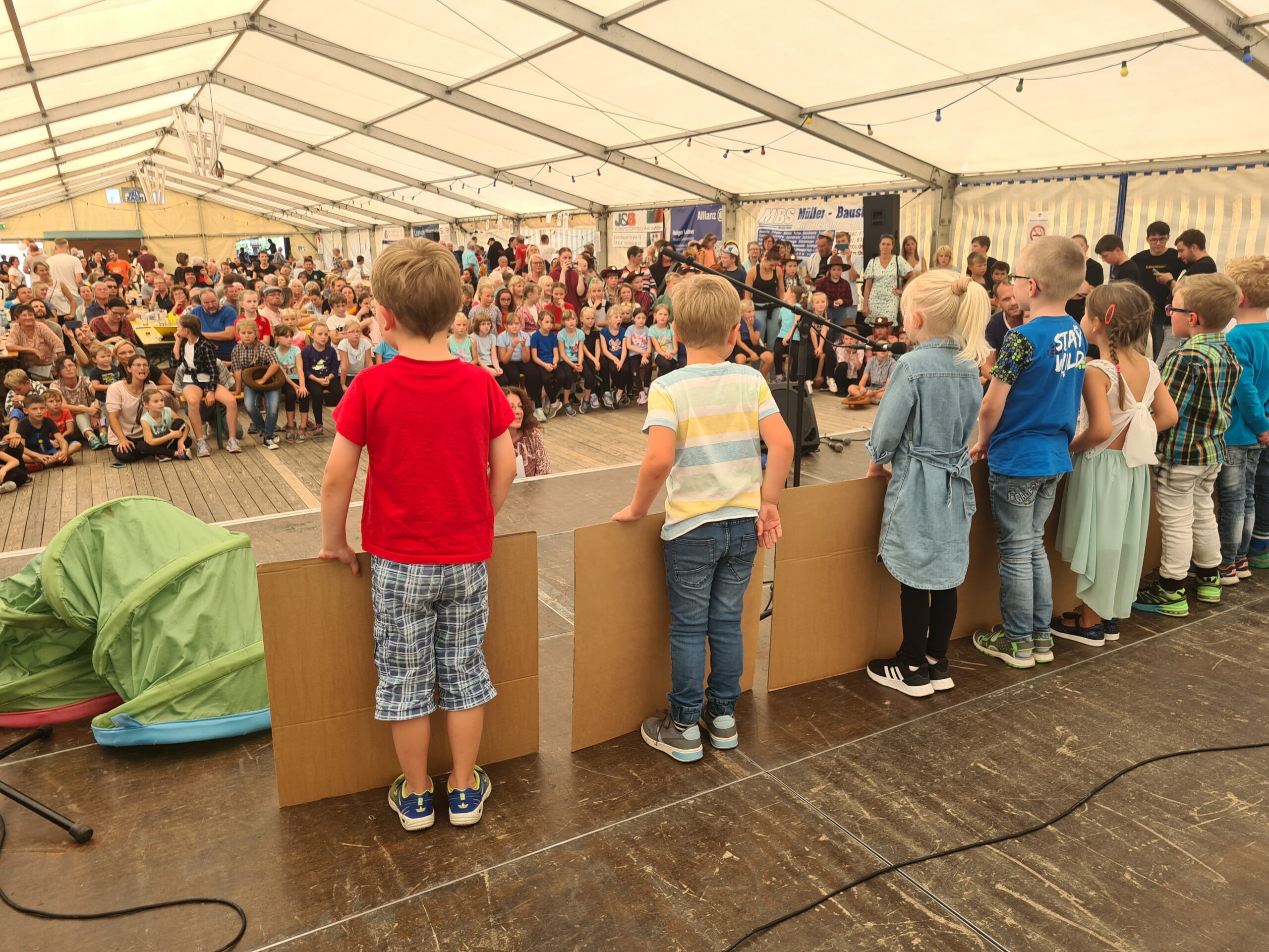 Buntes Bühnenprogramm mit den Kids (KITAs, Grundschule, City Dance Kids, Turner)